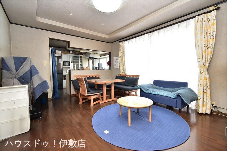 【リビング】
リビング側には大きな掃き出し窓を設けており、外部からの光を室内に取り込みやすい設計になっています。