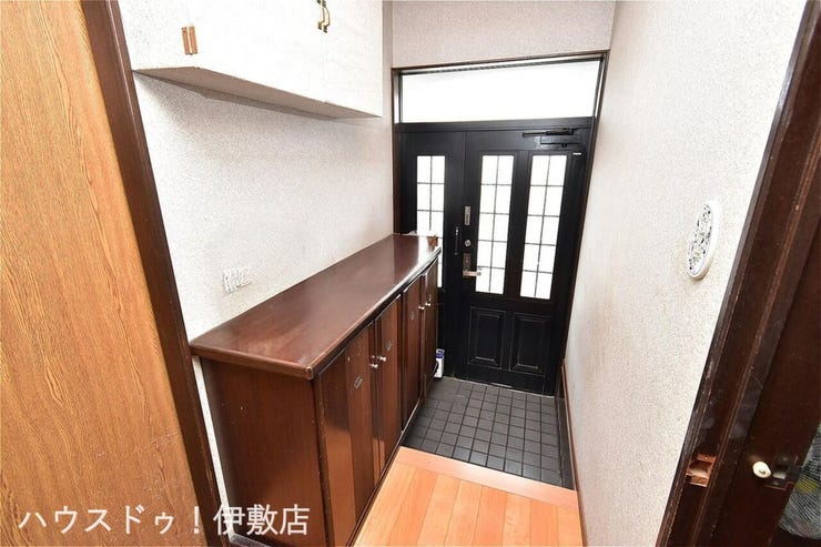 【玄関】
すりガラスから柔らかな光が差し込む明るい玄関。広々としたシューズボックスに家族の靴をしまえば、いつでもスッキリお出迎え。