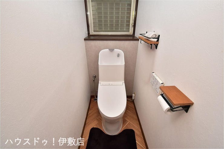 【トイレ】
木目調の床が温かみを感じるトイレ。小棚に植物を飾れば、家族みんながホッと一息つける落ち着いたプライベート空間になります。