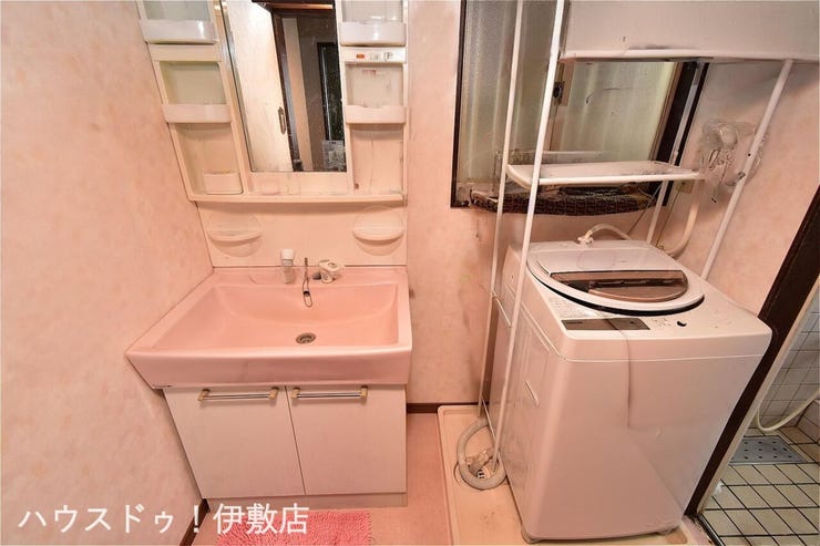 【洗面所】
朝の身支度も気分が上がる可愛らしいピンクの洗面台。収納も豊富で、ご家族の洗面用品やタオル類もスッキリと片付きます。
