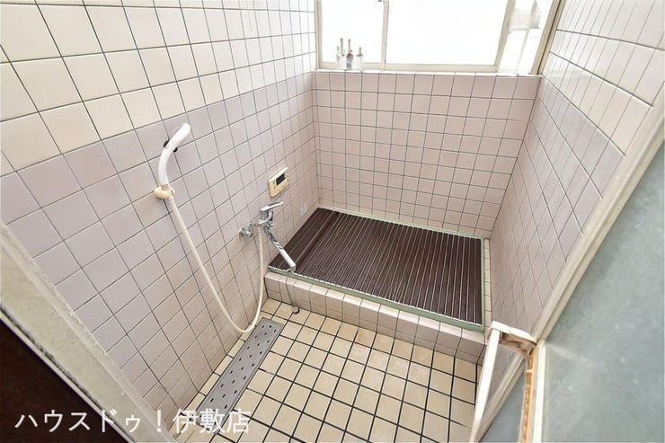 【浴室】
窓から自然換気ができる清潔感のあるバスルーム。一日の汚れを落とし、ご家族でゆったりリラックスできる至福の空間です。