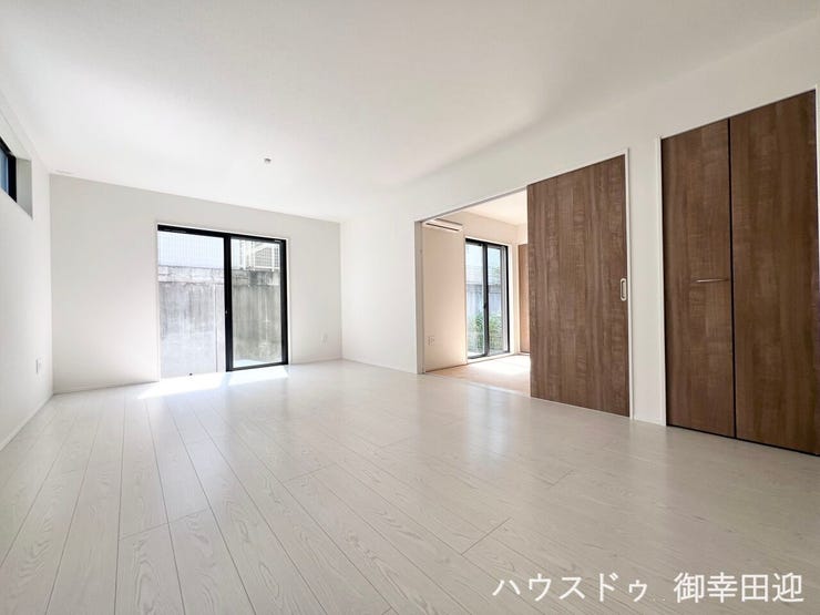 ■安らぎと笑顔の中心地■陽光が優しく降り注ぎ、会話が自然と弾む。ここでは、毎日が特別な時間へと変わります。