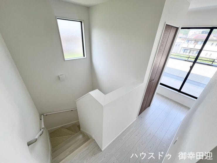 ■暮らしを繋ぐ、明るい動線■採光窓から光が差し込み、足元を優しく照らす。安全で快適な、家族の生活を支える縦の繋がりです。