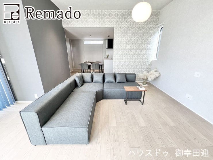 【リビング】
■家族の笑顔が集う中心地■お気に入りの家具を迎え、窓からは心地の良い光が差し込みます。