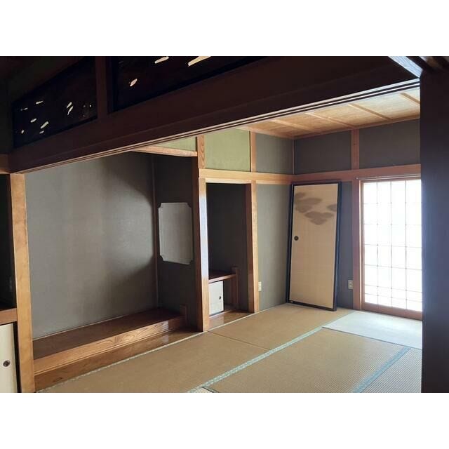 1階6帖の和室二部屋。ふすまを開けて広々と使用できます。