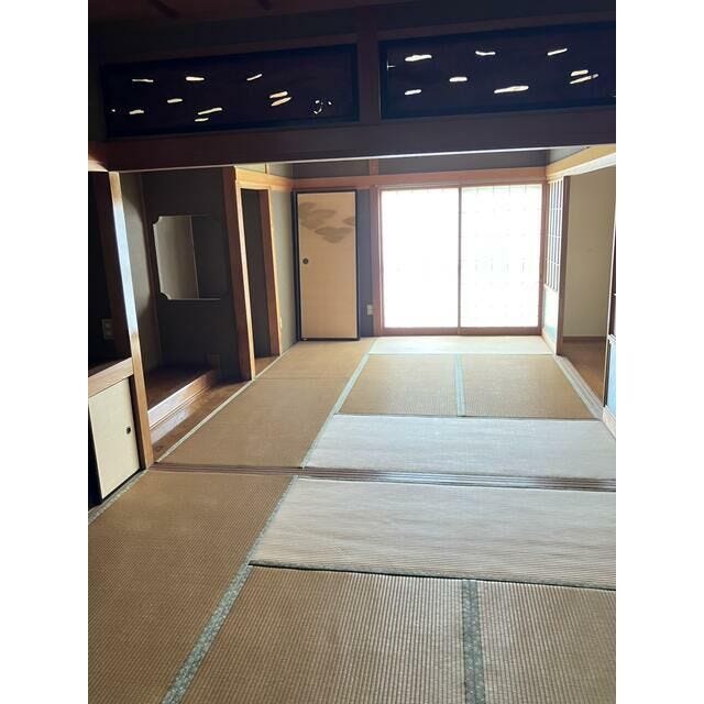 1階6帖の和室二部屋。ふすまを開けて広々と使用できます。