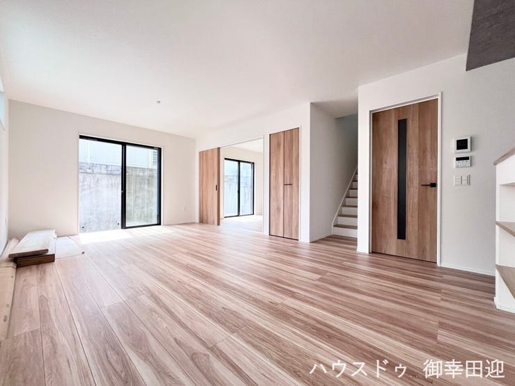 ■安らぎと笑顔の中心地■陽光が優しく降り注ぎ、会話が自然と弾む。ここでは、毎日が特別な時間へと変わります。