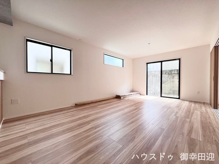 ■安らぎと笑顔の中心地■陽光が優しく降り注ぎ、会話が自然と弾む。ここでは、毎日が特別な時間へと変わります。