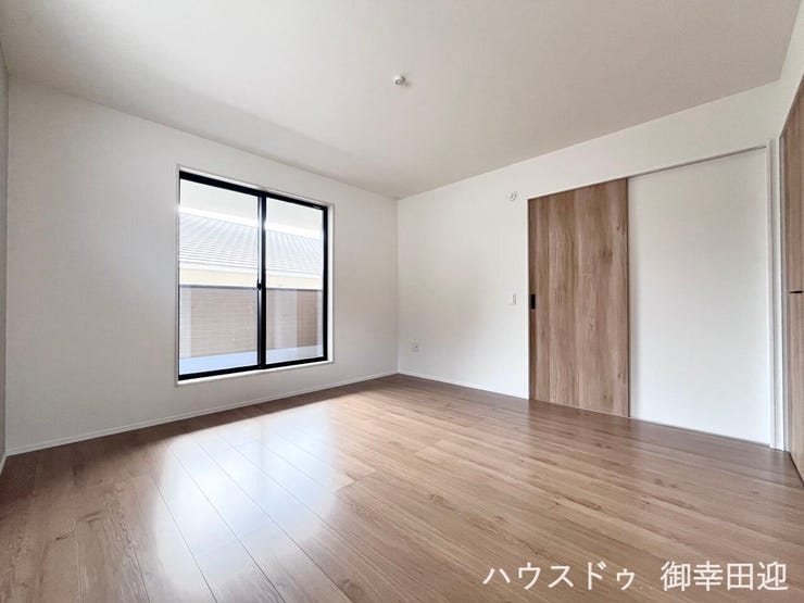 ■2階8帖洋室■心からリラックスできる静けさ、上質な眠りで、毎日をリセットします。明日への活力を養う空間です。