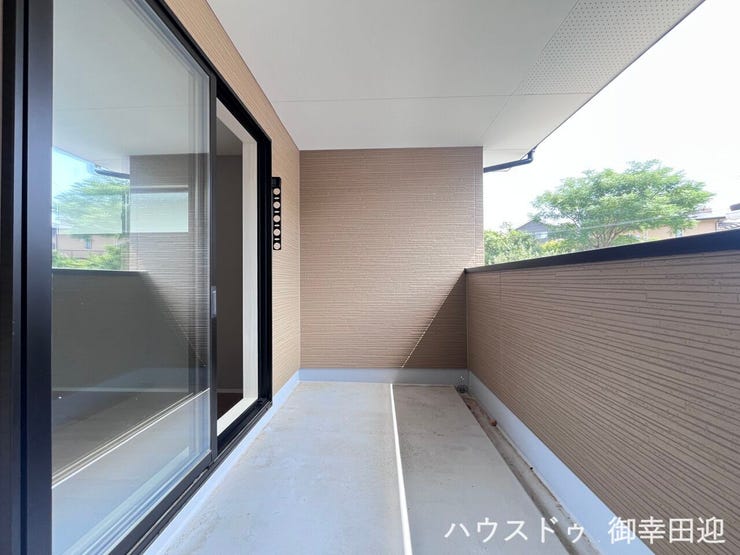 ■空の下の開放的な特等席■日光浴や読書、外の空気を感じながらリフレッシュ。暮らしを豊かにする、もう一つの心地よい空間です。