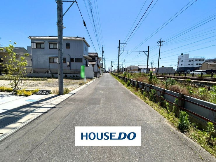 交通量が適度で落ち着いた環境のため、安全性が高く、子育て世代にも安心です。生活利便施設へのアクセスも良好な立地です。