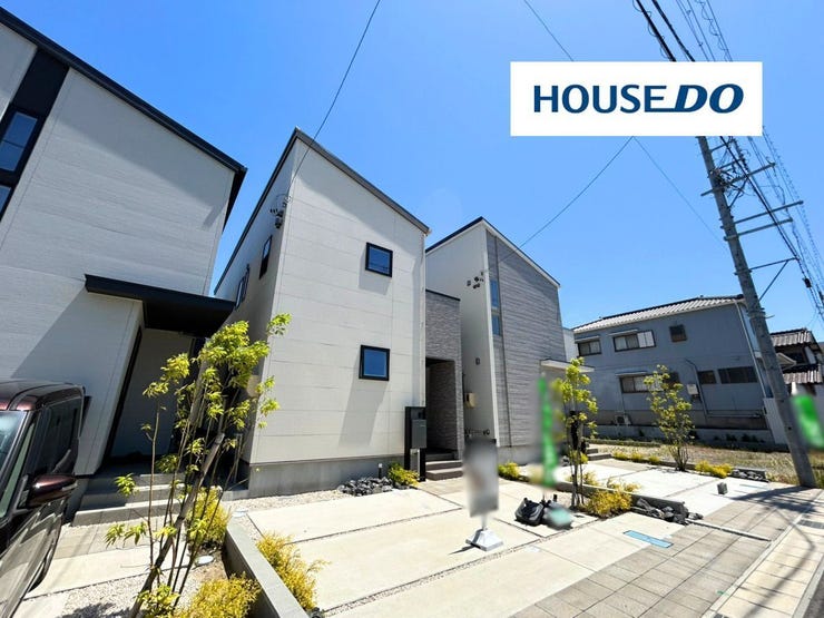 現地見学会は予約制で対応。専門スタッフがご案内し、物件の詳細や周辺環境のご質問にも丁寧にお答えしますので安心してご覧いただけます。