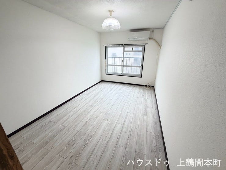 大きな窓付きで風通しの良い洋室です。