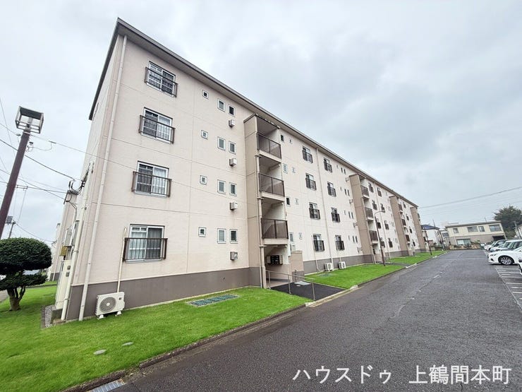 落ち着いた街並みに映えるマンション外観