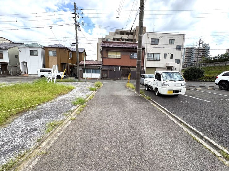 西側前面道路