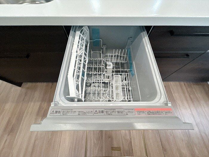 【食洗機】ワークトップの上を広く使えるため、調理作業やキッチンのお手入れもラクラク行えます。