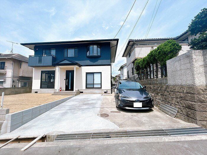 【駐車スペース】広々としたカースペースに加えて庭スペースも備えた開放感のある敷地。