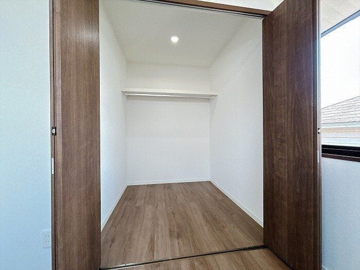 【北側洋室6帖】折戸を大きく開くことができ、中の収納物を一目で見渡せる設計。