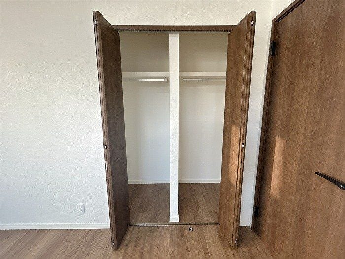 【北側洋室7.2帖】服の出し入れがスムーズに行え、毎日の身支度を快適にサポートします。