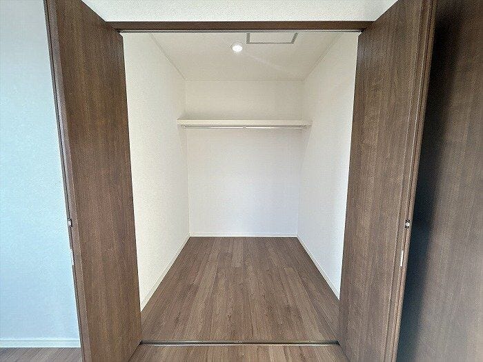 【南側洋室6帖】内部には照明が付いているため、奥の荷物探しや毎朝の服選びもスムーズに行えます。