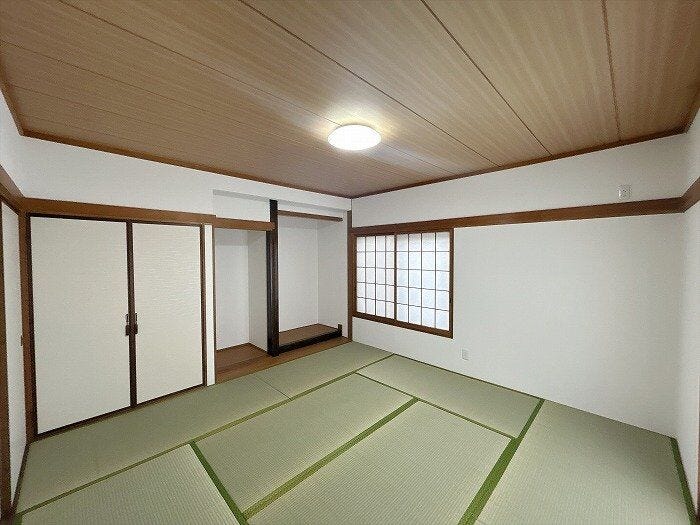 【和室8帖】季節の飾り物などを愉しめる床の間や仏間スペースに加え、押し入れ収納を完備。お布団や季節の衣類・家電などもすっきりと収まります。