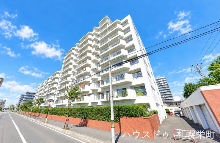 【外観】
JR「桑園」駅徒歩7分!85㎡超のゆとりある4LDKが、リノベーションで生まれ変わります。ペットと暮らせる南西向きの住まいで、新しい毎日を。駐車場も使用可能です。ぜひお気軽にお問い合わせください!