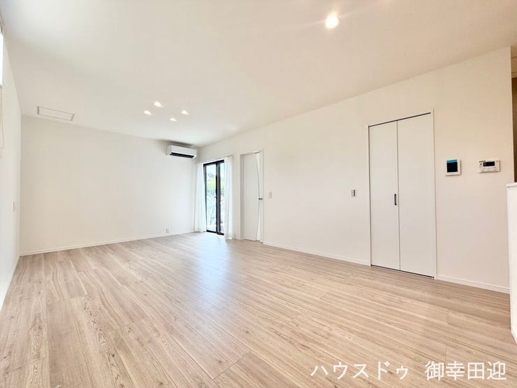 ■安らぎと笑顔の中心地■陽光が優しく降り注ぎ、会話が自然と弾む。ここでは、毎日が特別な時間へと変わります。