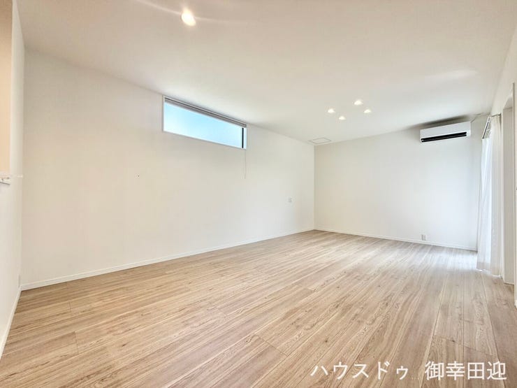 ■安らぎと笑顔の中心地■陽光が優しく降り注ぎ、会話が自然と弾む。ここでは、毎日が特別な時間へと変わります。