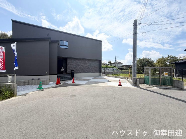 ■車と趣味の幅が広がる場所■単なる駐車スペースではない、洗車やタイヤ交換、DIYにも使える多目的な屋外スペースです。