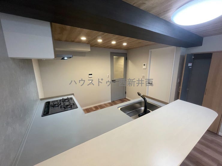 キッチン横にはパントリー