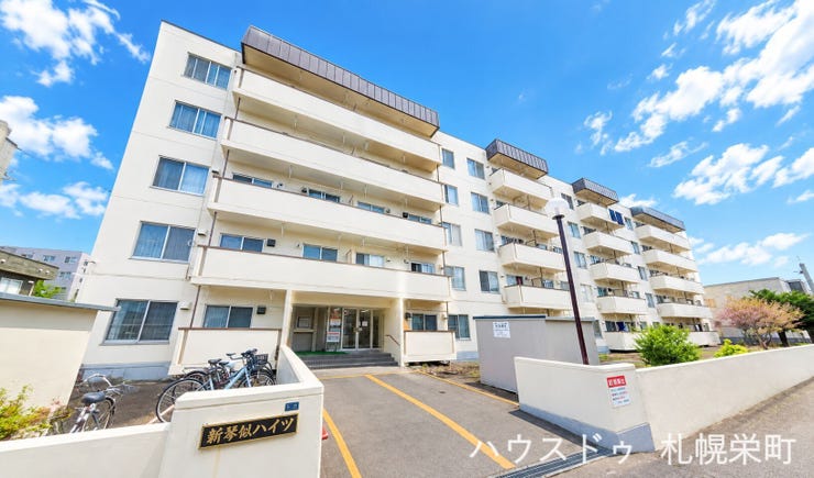 【外観】
JR「新琴似」駅徒歩5分、地下鉄「麻生」駅も徒歩8分!2026年11月リノベーション完成予定の2LDKです。間取り変更で暮らしの可能性も広がる住まい。駅近の便利な立地で、新生活を始めませんか?