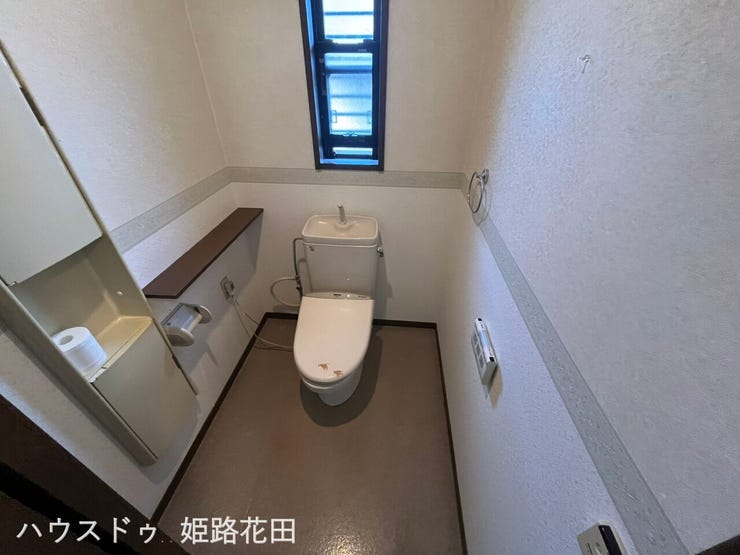 広く余裕のあるおトイレ。収納も豊富です!