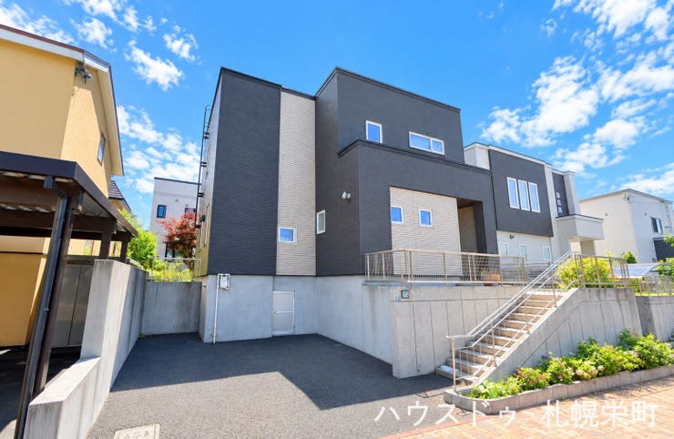 【外観】
建物面積130㎡超のゆとりある4LDK!納戸やWICなど収納も充実し、ご家族の荷物もすっきり整理できます。都市ガス採用で、子育て環境も魅力の住まい。ご内覧も可能です!お気軽にお問い合わせください♪