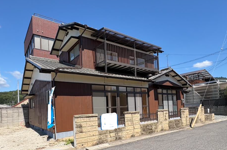 【外観】
駐車場広いです。日当たり抜群