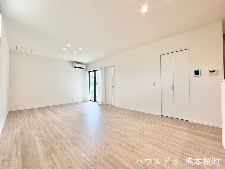 ■安らぎと笑顔の中心地■陽光が優しく降り注ぎ、会話が自然と弾む。ここでは、毎日が特別な時間へと変わります。