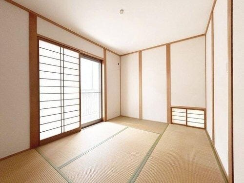 ●【LDKに隣接する6帖の和室】障子からやわらかな光が入る和室。押入収納を備え、客間やキッズスペースにも活用可能。