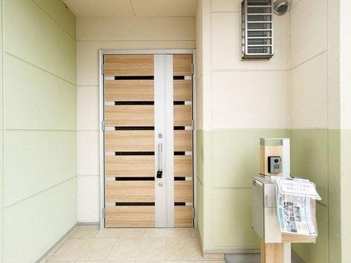 ●【ゆとりある玄関アプローチ】木目調の玄関ドアと屋根付きポーチで雨の日の出入りも快適。