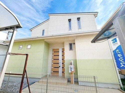 【外観】
●【明るいカラーの戸建住宅】爽やかなグリーンとホワイトのツートンカラーが印象的な外観。