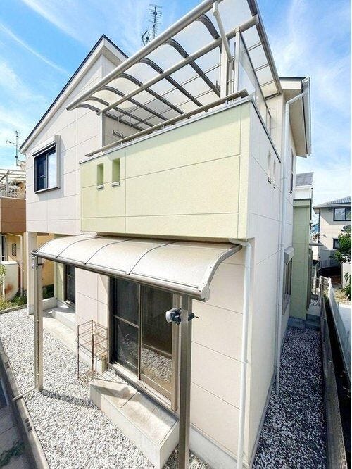 ●【屋根付きの屋外スペース】1階テラス部分には屋根が設置されており、雨除けになり便利。