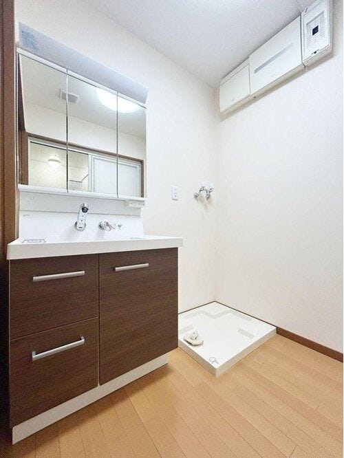 ●【ゆとりある洗面脱衣室】室内洗濯機置場を備え、洗面から脱衣までスムーズな動線を確保。
