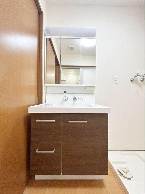 ●【三面鏡付き洗面化粧台】鏡裏収納やスライド引き出しを備え、身支度がスムーズに行える機能的な洗面台。