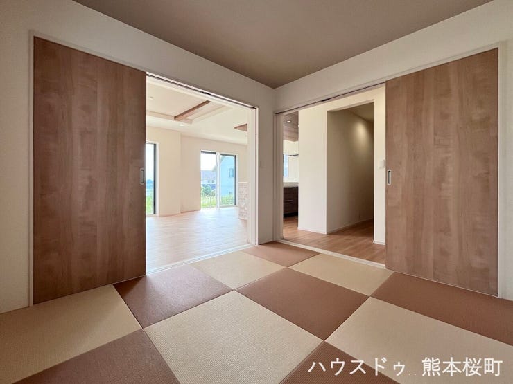 ■1階5.25帖和室■ゲストをもてなし、昼寝や家事にも使える、畳のぬくもりが心地よい多目的万能スペース。