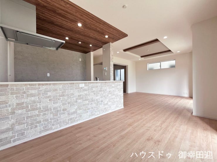 ■安らぎと笑顔の中心地■陽光が優しく降り注ぎ、会話が自然と弾む。ここでは、毎日が特別な時間へと変わります。