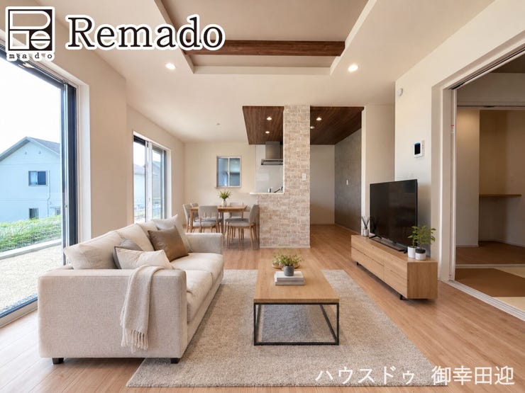 【リビング】
■家族の笑顔が集う中心地■お気に入りの家具を迎え、窓からは心地の良い光が差し込みます。※CGで家具を配置しています。