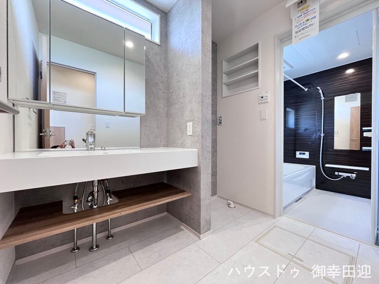 ■清々しいリフレッシュ空間■自分を磨き、気持ちを切り替える。心地よい光が差し込むプライベートスペース。