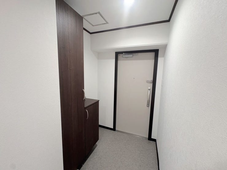 \住まいの第一印象を彩る玄関/
ゆとりある空間設計で、家族の「いってきます」と「ただいま」を心地よく迎えます。収納力も備え、すっきりとした玄関を保てます。