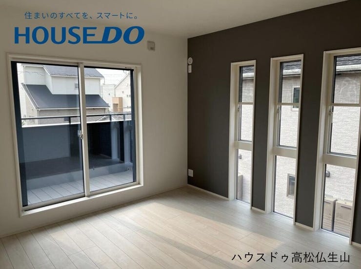 同形状・同仕様
お子様と一緒にお料理が楽しめる広々としたキッチンスペース♪備え付けのカップボードを完備しています。ビルトイン食洗機搭載で日々の家事も楽々♪