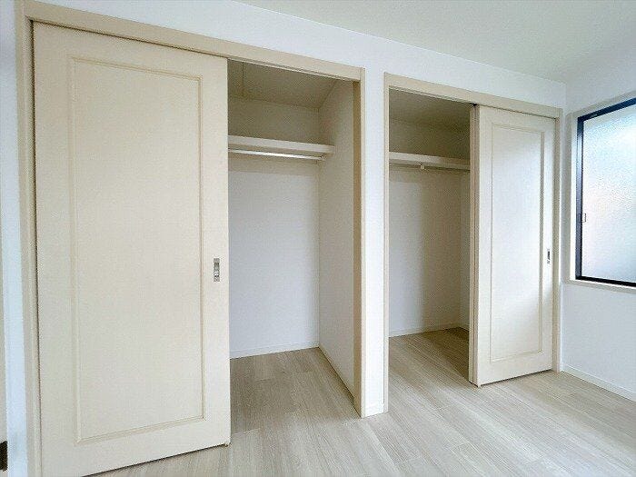 【洋室10帖】開口部が広く出し入れしやすい引き戸タイプ。衣類や荷物もすっきり収納できます。