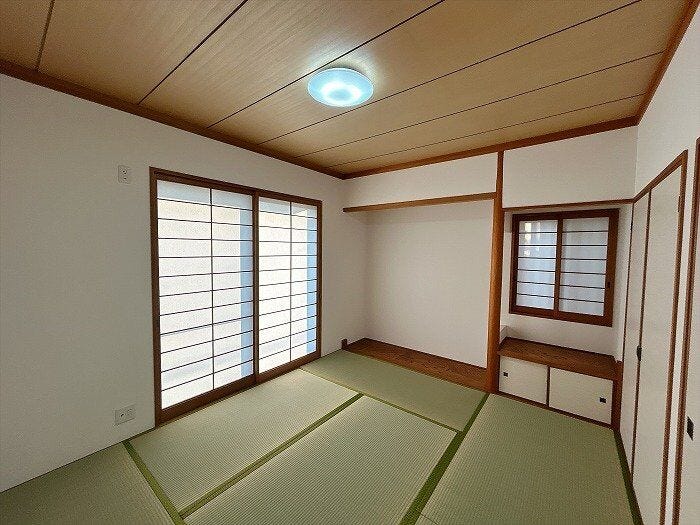 【和室6帖】青畳か敷かれた伝統的な和室で、目隠しや採光に適した障子戸が設置されています。