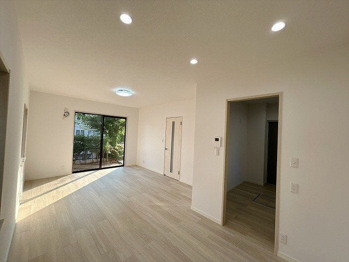 【リビング】大きな掃き出し窓から心地よい自然光が入り、窓越しに見える緑が、毎日の暮らしに癒しを与えてくれます。